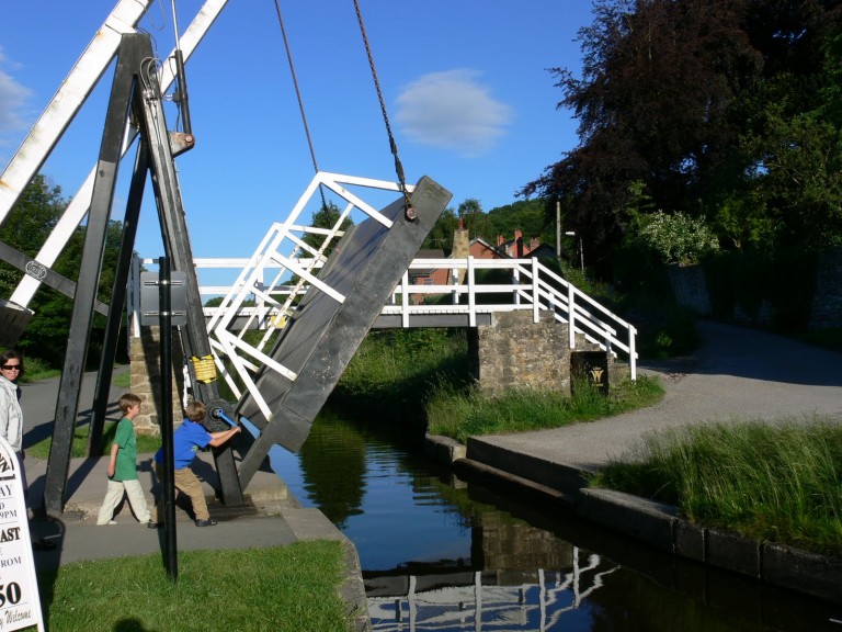 wales-with-kids-the-narrow-passage